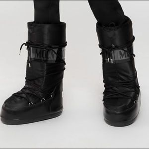 Black moon boots